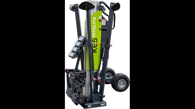 Portable LED floodlight tower on wheels, the kind that keeps evening training and kickoffs playable after sunset